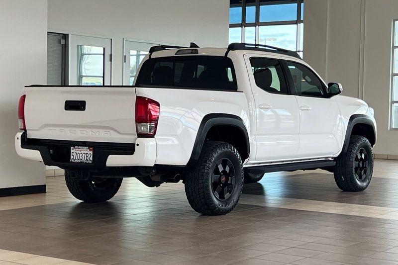 Toyota Tacoma Vehicle Full-screen Gallery Image 04