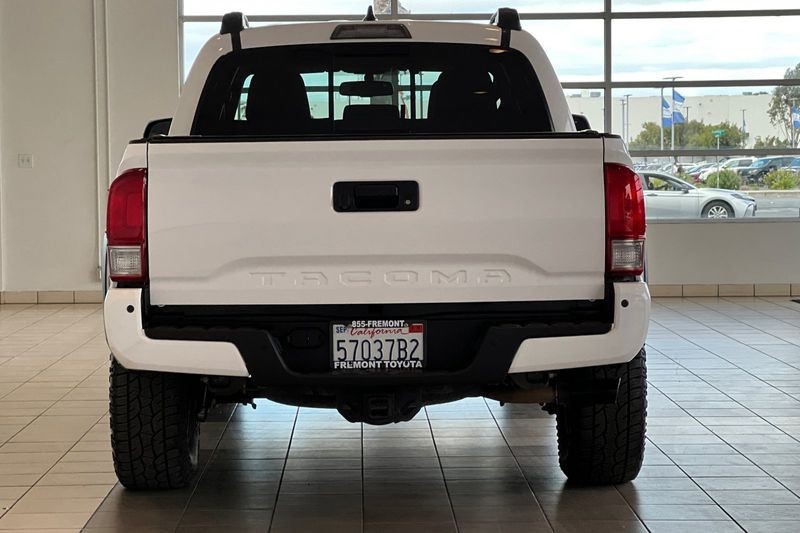 Toyota Tacoma Vehicle Full-screen Gallery Image 05