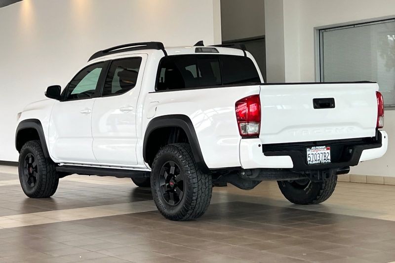 Toyota Tacoma Vehicle Full-screen Gallery Image 06