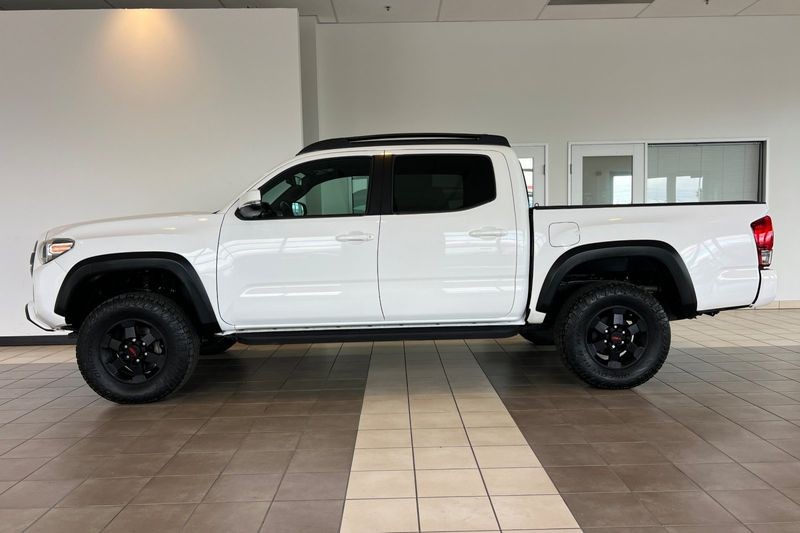 Toyota Tacoma Vehicle Full-screen Gallery Image 07