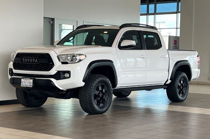Toyota Tacoma Vehicle Full-screen Gallery Image 08