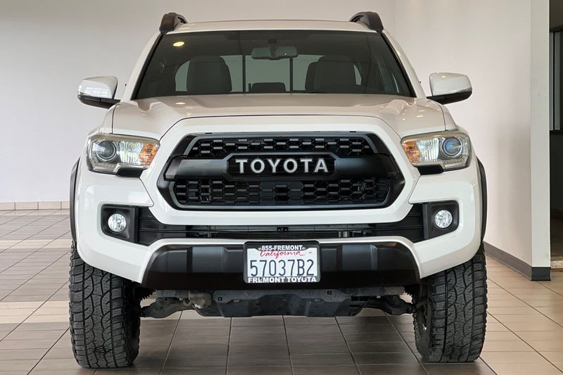 Toyota Tacoma Vehicle Full-screen Gallery Image 09