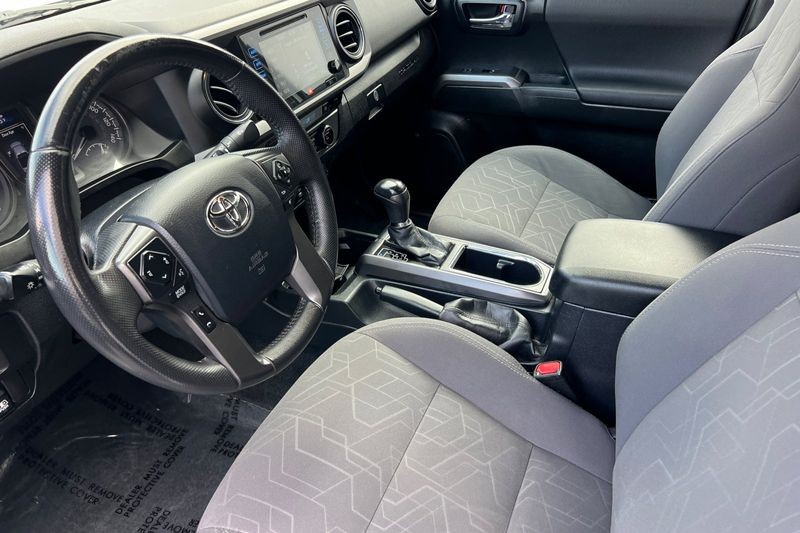 Toyota Tacoma Vehicle Full-screen Gallery Image 10