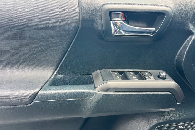 Toyota Tacoma Vehicle Full-screen Gallery Image 11