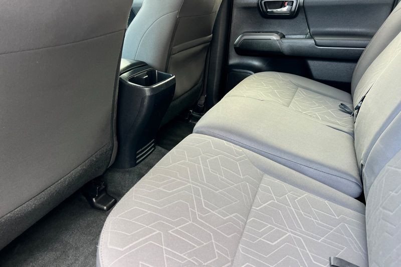 Toyota Tacoma Vehicle Full-screen Gallery Image 12