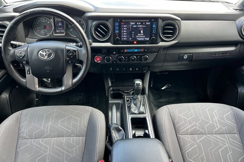 Toyota Tacoma Vehicle Full-screen Gallery Image 13