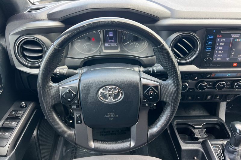 Toyota Tacoma Vehicle Full-screen Gallery Image 14
