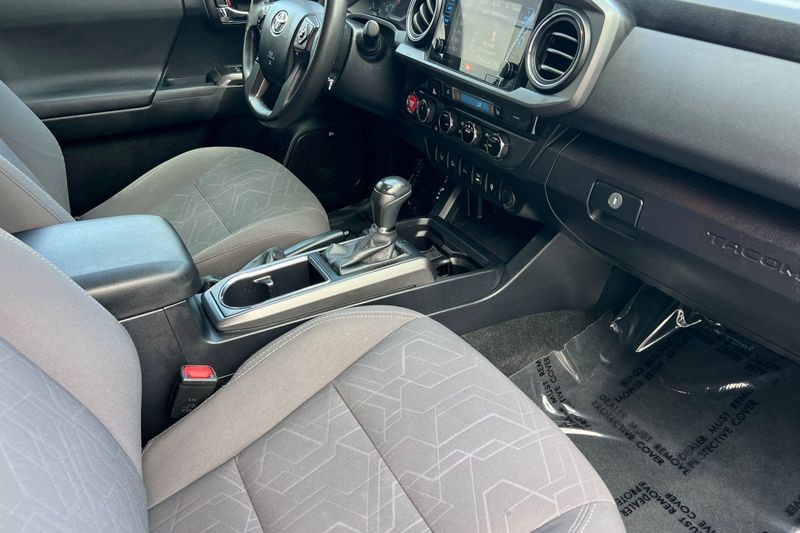 Toyota Tacoma Vehicle Full-screen Gallery Image 15