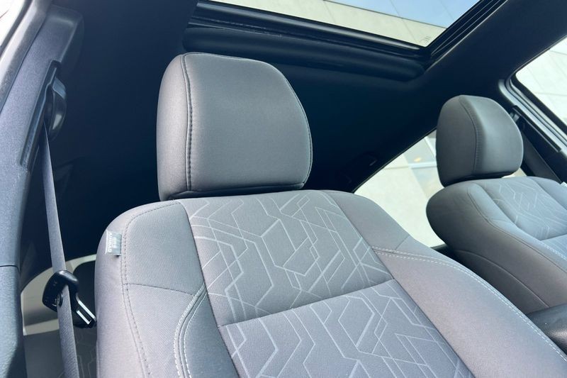 Toyota Tacoma Vehicle Full-screen Gallery Image 16