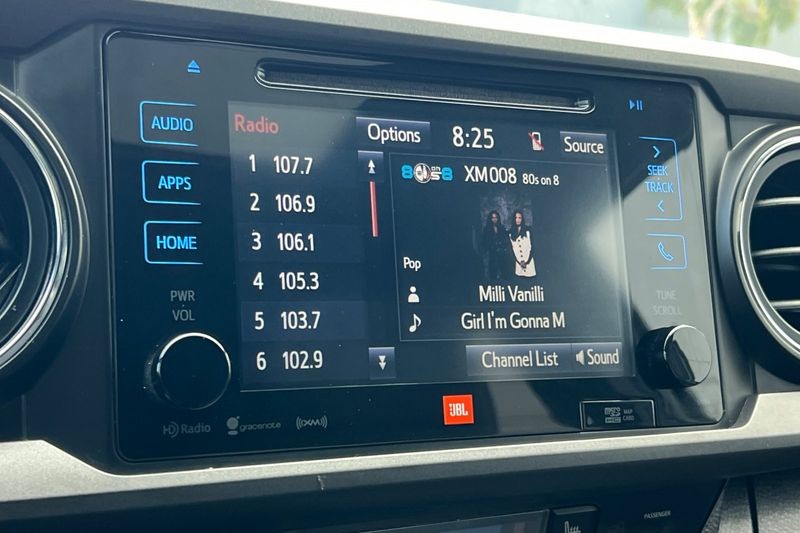 Toyota Tacoma Vehicle Full-screen Gallery Image 17