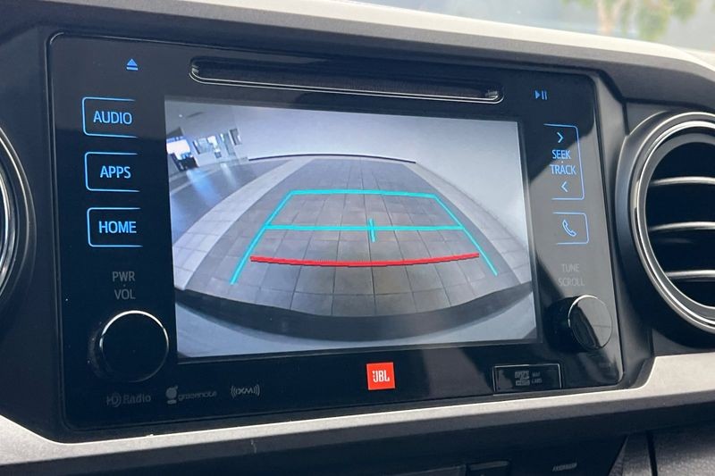 Toyota Tacoma Vehicle Full-screen Gallery Image 18