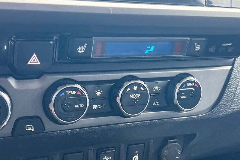 Toyota Tacoma Vehicle Full-screen Gallery Image 19