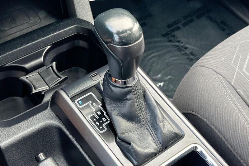 Toyota Tacoma Vehicle Full-screen Gallery Image 20