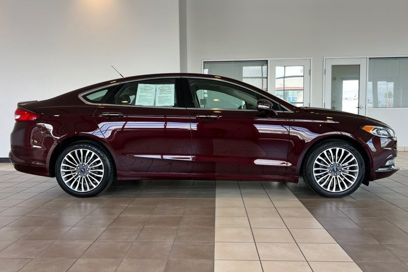 Ford Fusion Vehicle Full-screen Gallery Image 03
