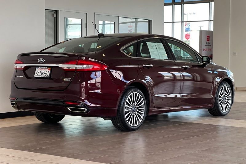 Ford Fusion Vehicle Full-screen Gallery Image 04