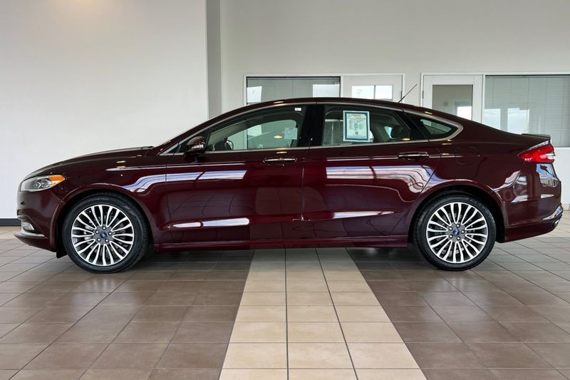Ford Fusion Vehicle Full-screen Gallery Image 07