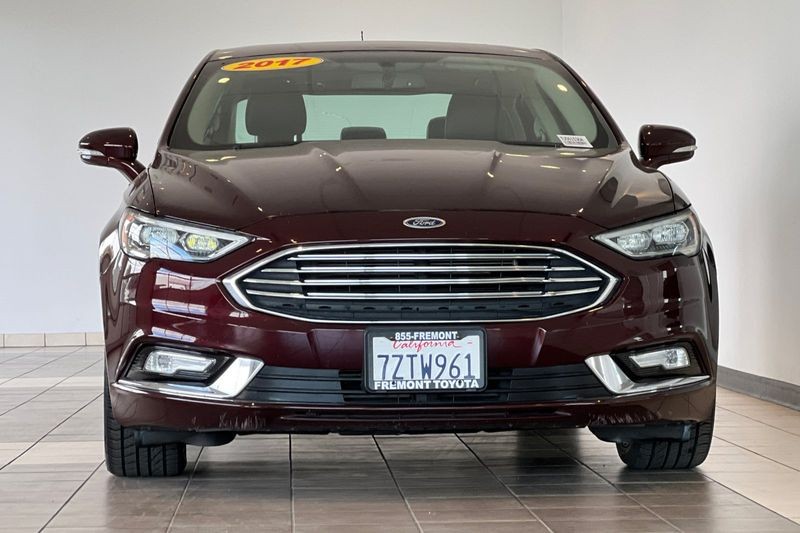 Ford Fusion Vehicle Full-screen Gallery Image 09