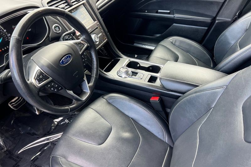 Ford Fusion Vehicle Full-screen Gallery Image 10