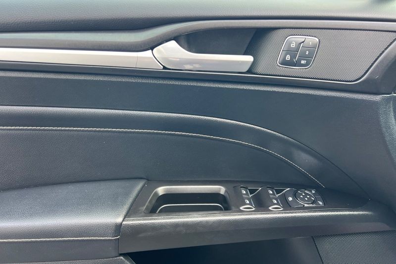 Ford Fusion Vehicle Full-screen Gallery Image 11