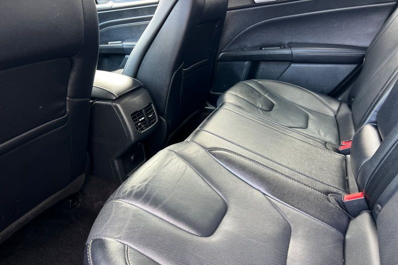 Ford Fusion Vehicle Full-screen Gallery Image 12