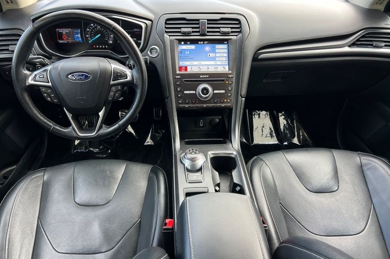 Ford Fusion Vehicle Full-screen Gallery Image 13