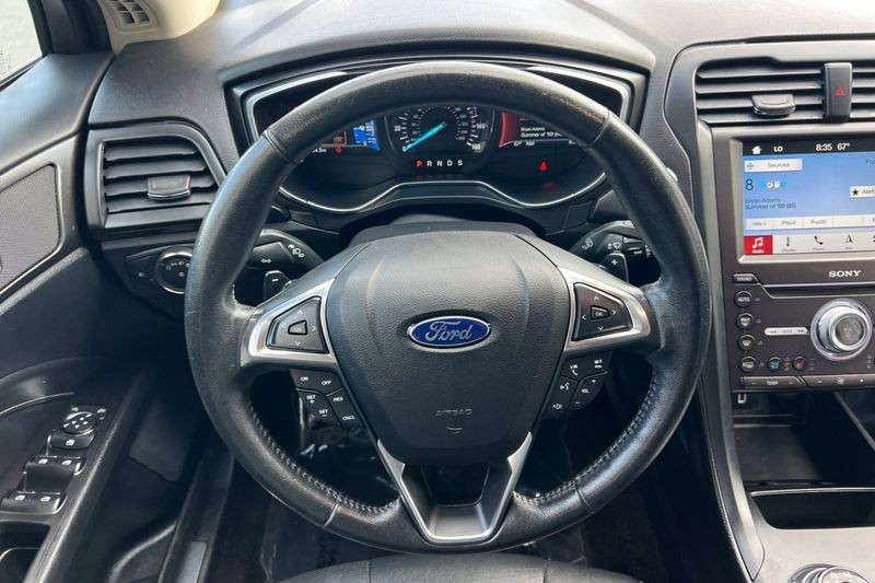 Ford Fusion Vehicle Full-screen Gallery Image 14
