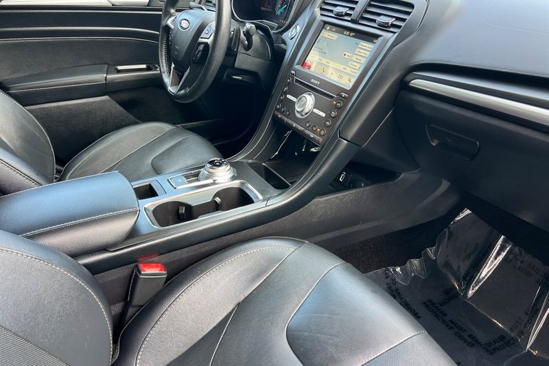 Ford Fusion Vehicle Full-screen Gallery Image 15