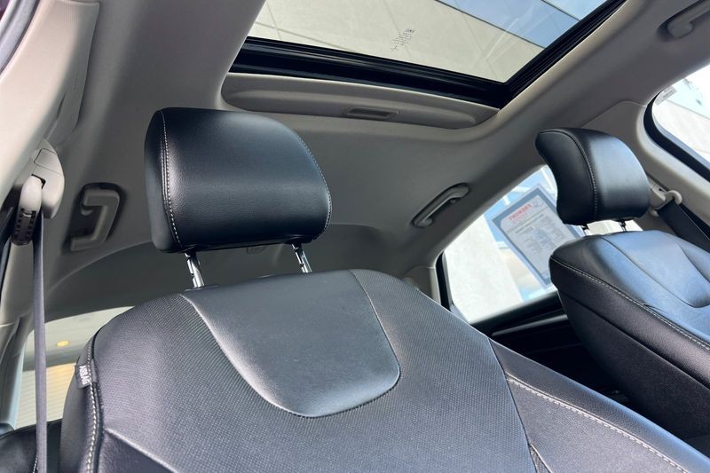 Ford Fusion Vehicle Full-screen Gallery Image 16