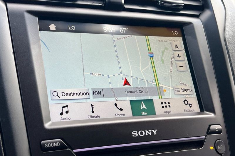 Ford Fusion Vehicle Full-screen Gallery Image 18