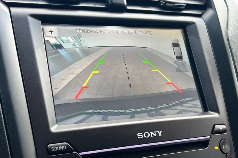 Ford Fusion Vehicle Full-screen Gallery Image 19