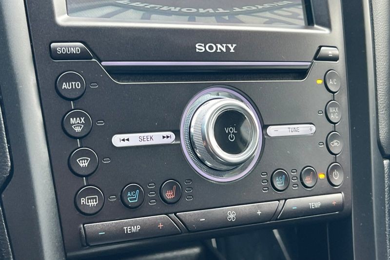 Ford Fusion Vehicle Full-screen Gallery Image 20