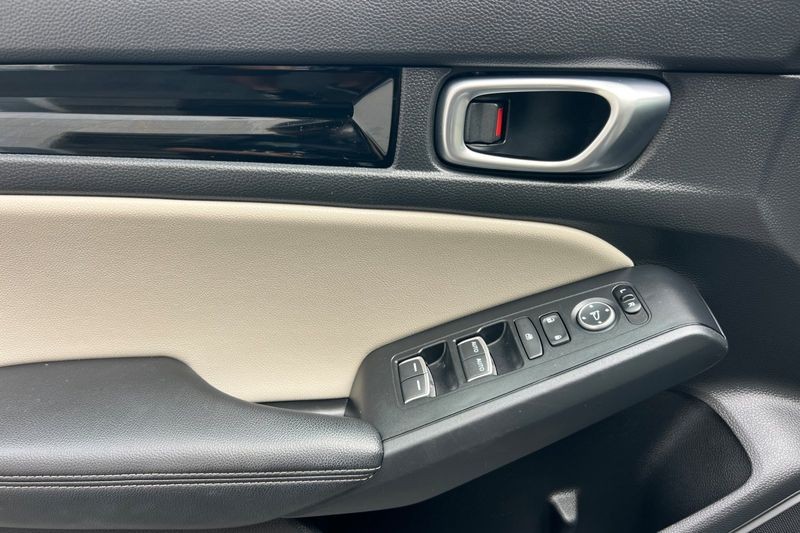Honda Civic Hatchback Vehicle Full-screen Gallery Image 11