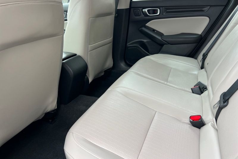 Honda Civic Hatchback Vehicle Full-screen Gallery Image 12
