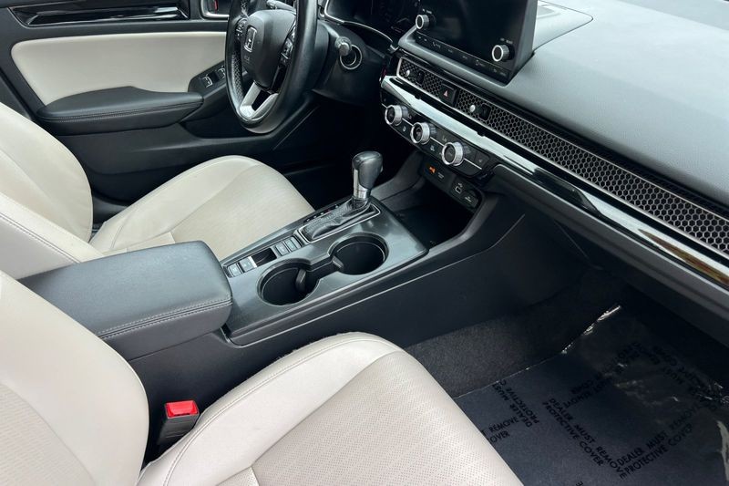 Honda Civic Hatchback Vehicle Full-screen Gallery Image 16