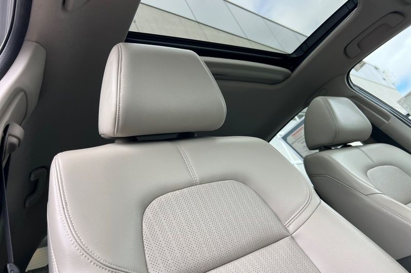 Honda Civic Hatchback Vehicle Full-screen Gallery Image 17