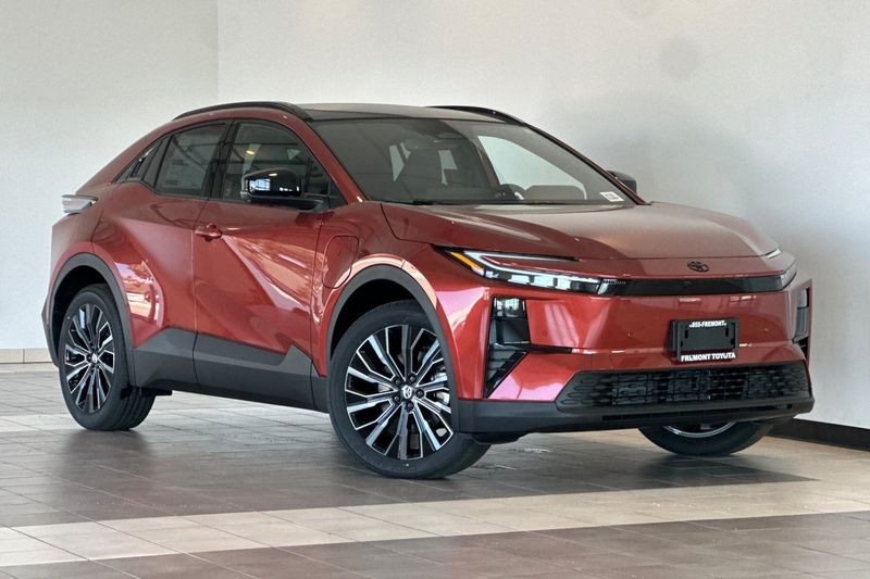 Toyota C-HR Vehicle Full-screen Gallery Image 02