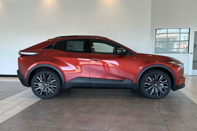 Toyota C-HR Vehicle Full-screen Gallery Image 03