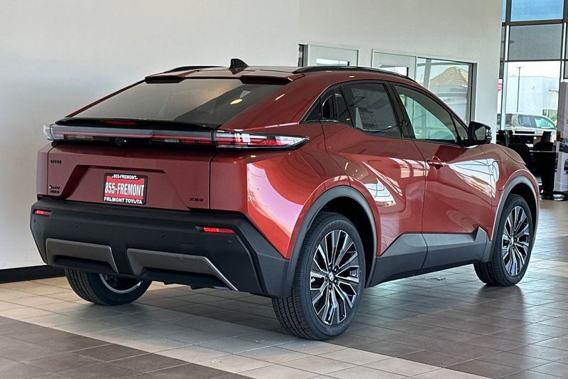 Toyota C-HR Vehicle Full-screen Gallery Image 04
