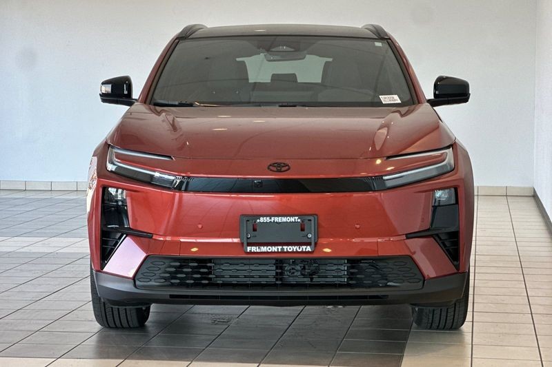 Toyota C-HR Vehicle Full-screen Gallery Image 06