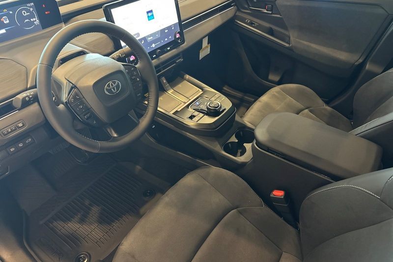 Toyota C-HR Vehicle Full-screen Gallery Image 07