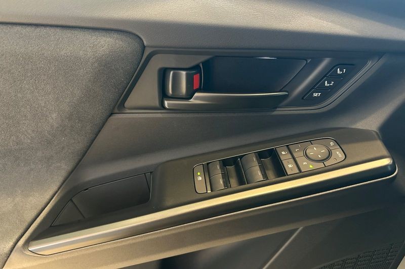 Toyota C-HR Vehicle Full-screen Gallery Image 08