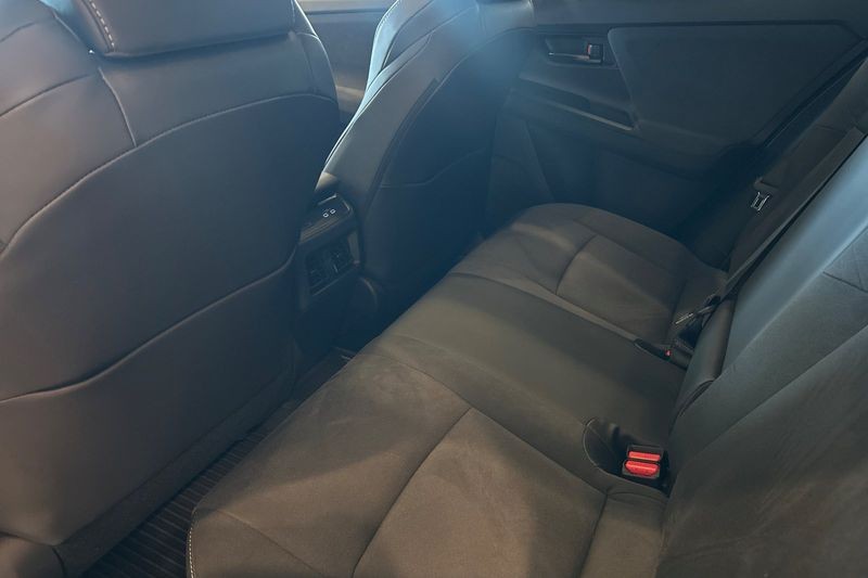 Toyota C-HR Vehicle Full-screen Gallery Image 09