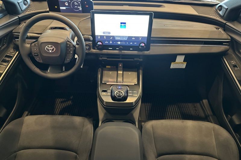 Toyota C-HR Vehicle Full-screen Gallery Image 10