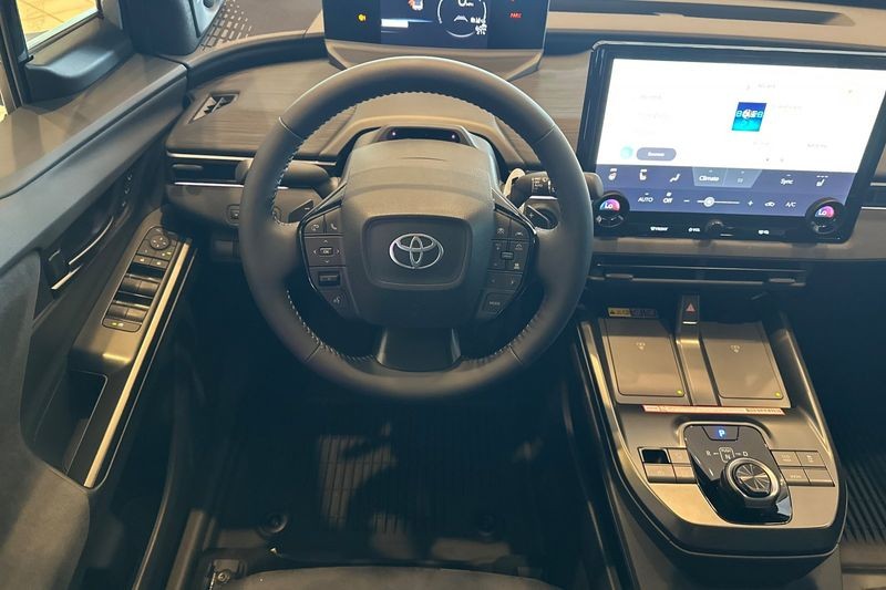 Toyota C-HR Vehicle Full-screen Gallery Image 11