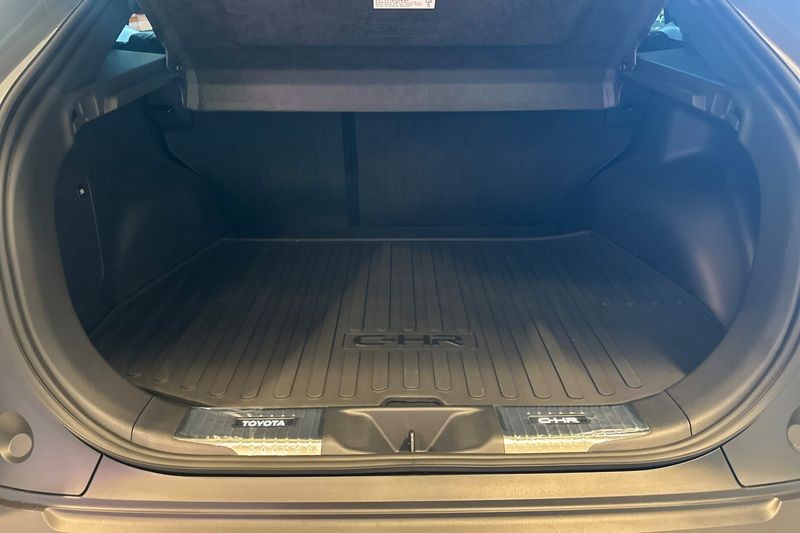 Toyota C-HR Vehicle Full-screen Gallery Image 12