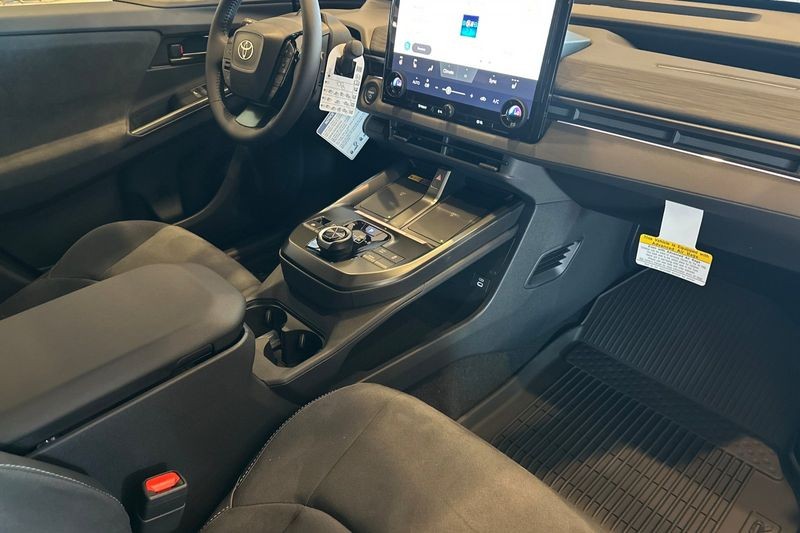 Toyota C-HR Vehicle Full-screen Gallery Image 13