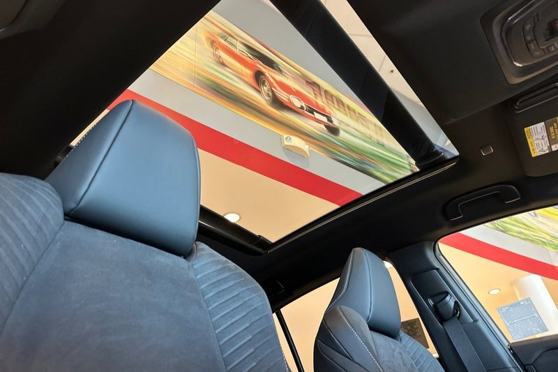 Toyota C-HR Vehicle Full-screen Gallery Image 14