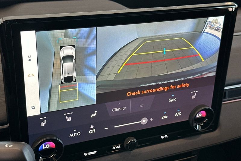 Toyota C-HR Vehicle Full-screen Gallery Image 17