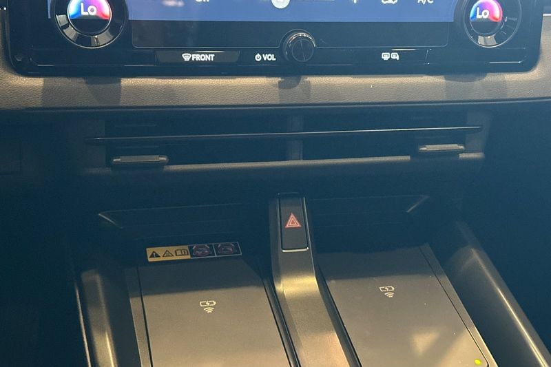 Toyota C-HR Vehicle Full-screen Gallery Image 18