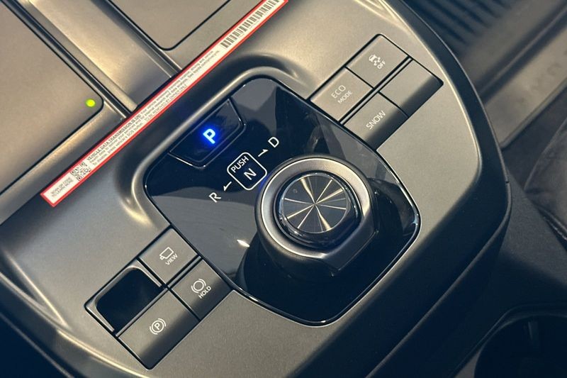 Toyota C-HR Vehicle Full-screen Gallery Image 19
